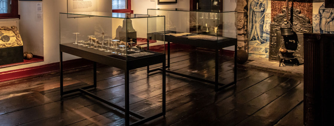 Glasmonter för museum