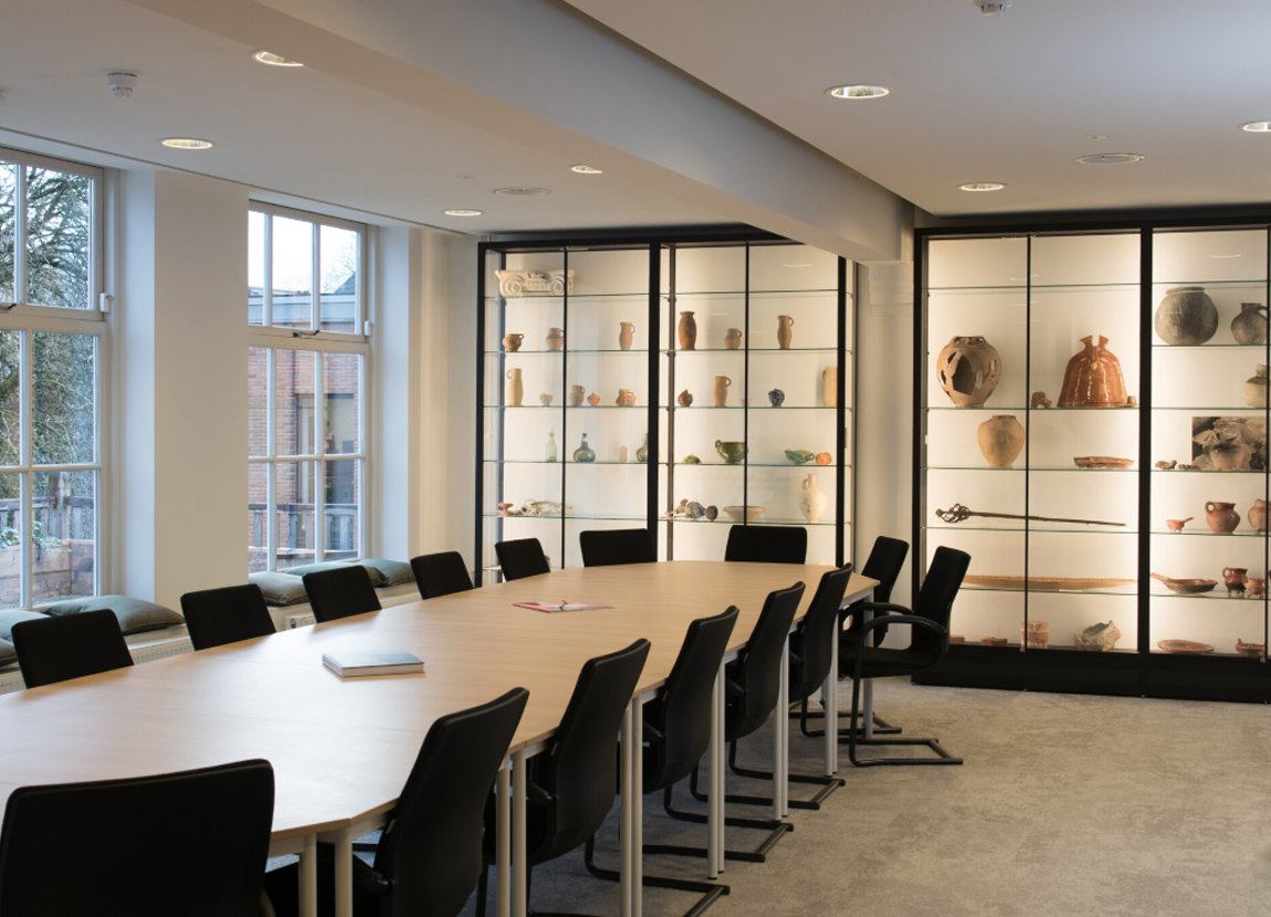 Svart glasskåp som lyfter ett konferensrum